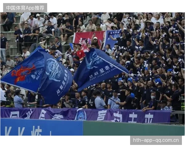 因伤退赛，现场球迷齐喊他的名字——那一刻的感动与呐喊Description_一场比赛中的意外，让他提前告别赛场，但现场的球迷用最纯粹的声援表达了他们的不舍与支持。这不仅是一场比赛，更是一段动人的足球记忆。Keywords_因伤退赛,球迷呐喊,动人瞬间,足球精神,逆境坚守